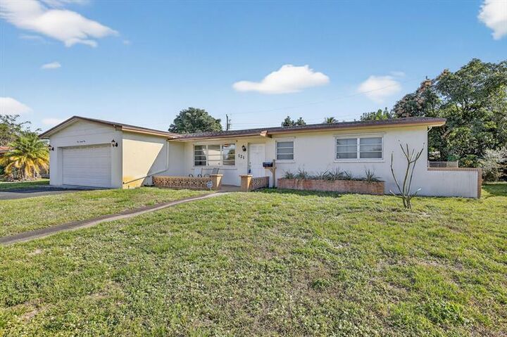 Property Photo: 121 NW 77th Way FL 33024