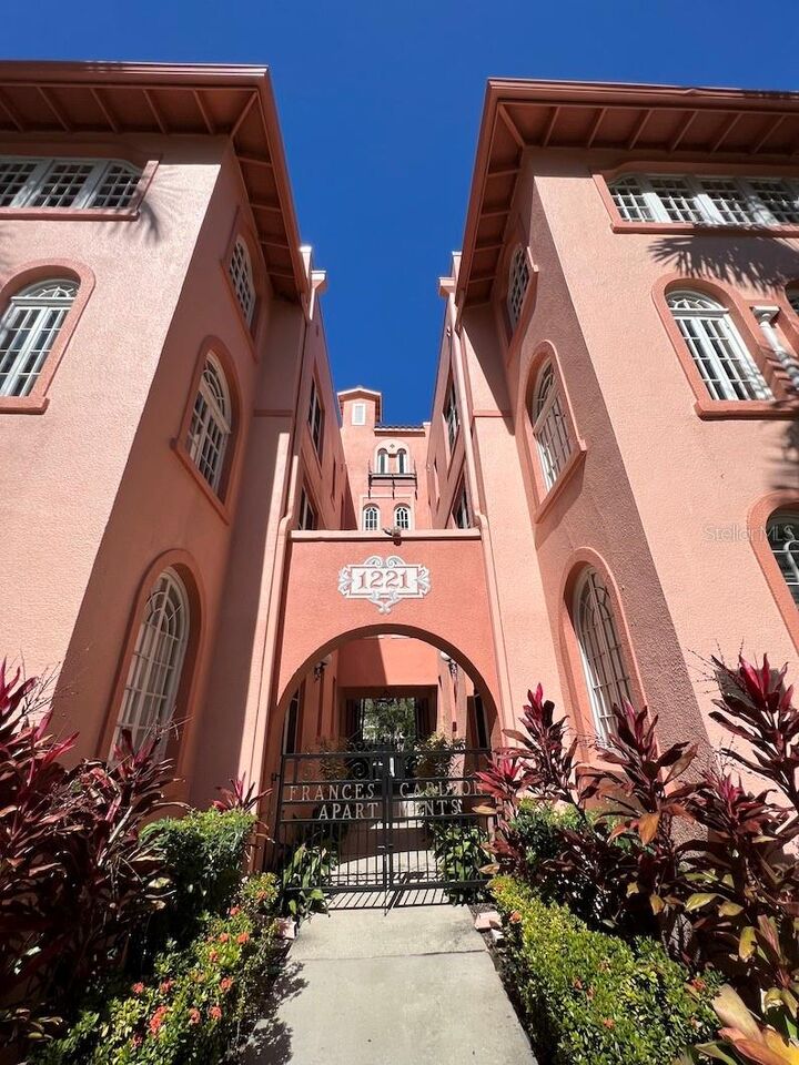 Property Photo:  1221 N Palm Avenue 204  FL 34236 