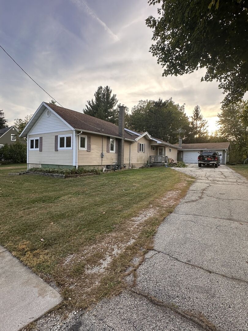 Property Photo:  394 South Street  IL 60109 
