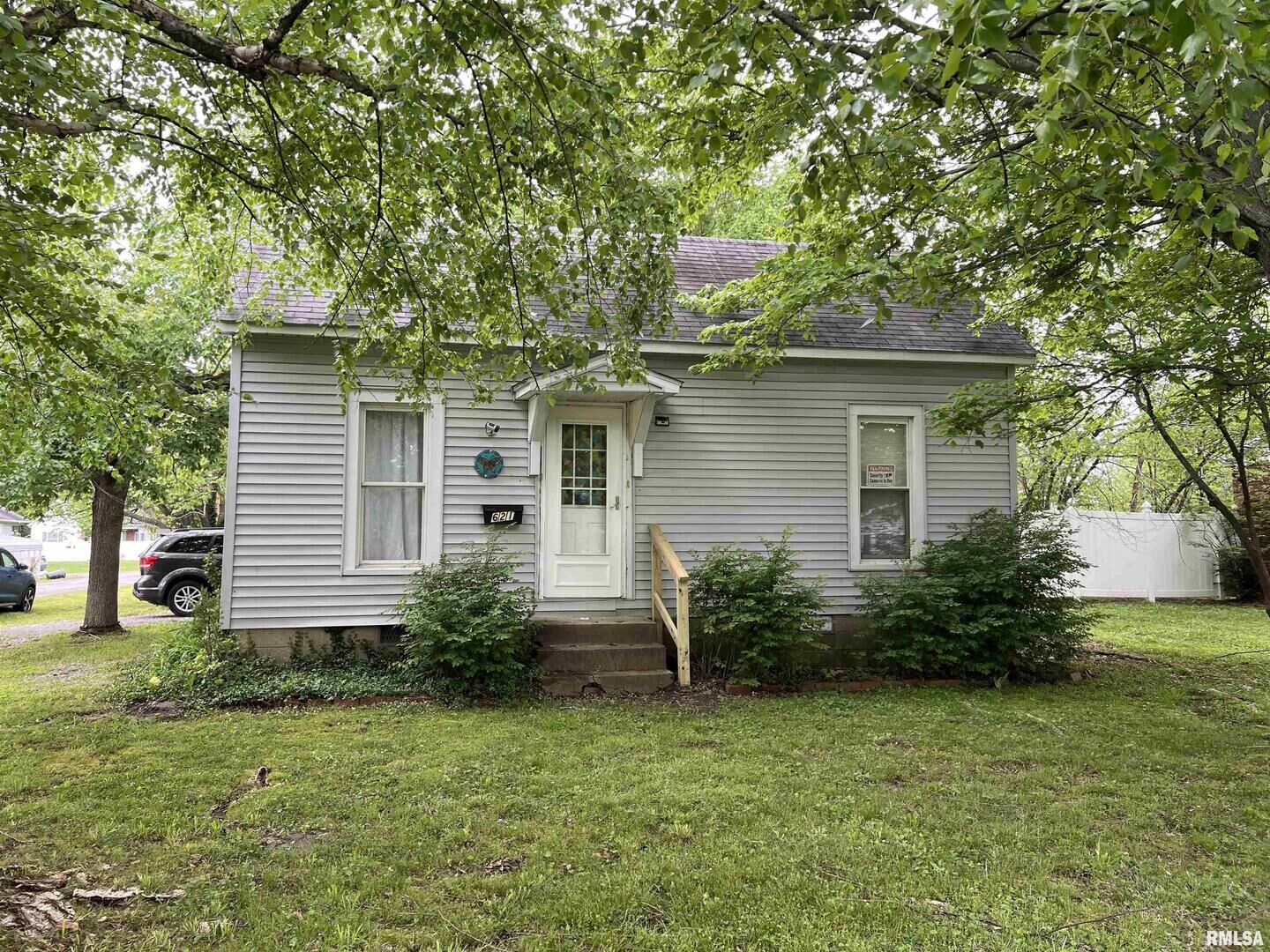 Property Photo:  621 S 6th Street  IL 62948 