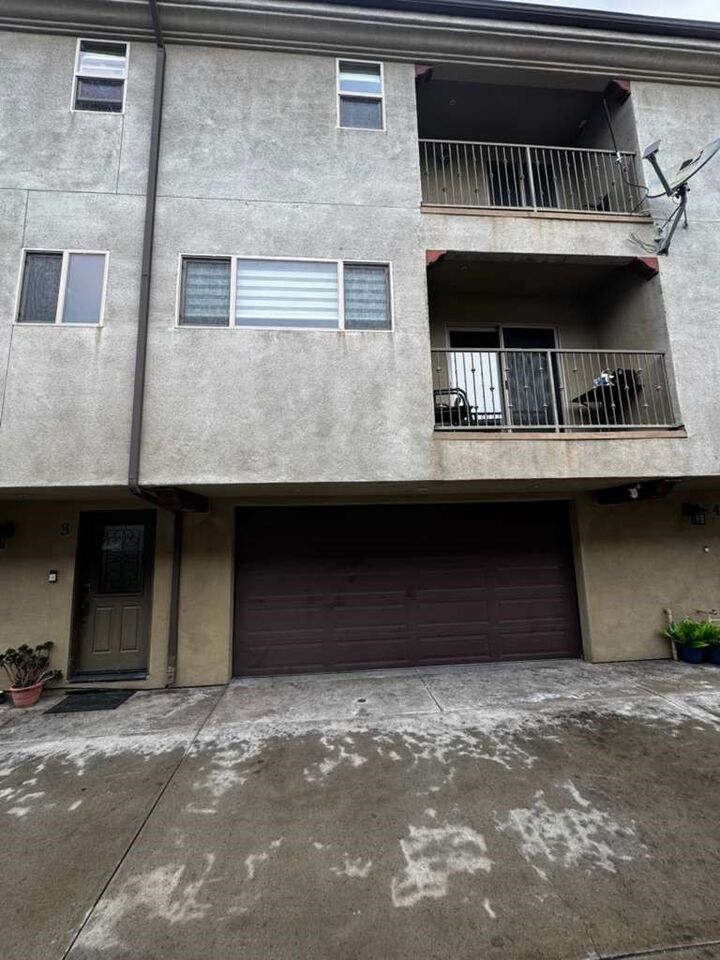 Property Photo:  1611 W 208th 3  CA 90501 