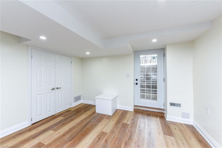 Property Photo:  5744 Philip Drive  ON L5M 7A5 