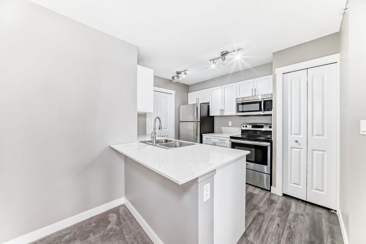 Property Photo:  20 Kincora Glen Park NW 606  AB T3R 1R9 