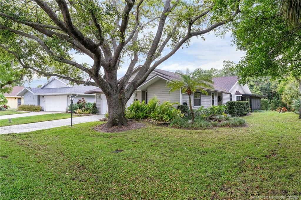 Property Photo:  13216 SE Point O Woods Court  FL 33455 