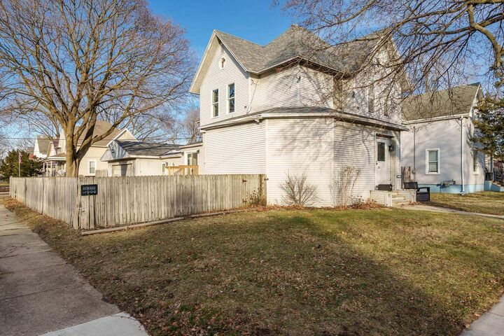Property Photo:  1123 Portland Avenue  WI 53511 