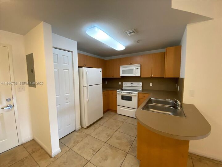 Property Photo:  435 SW 12th Ave 305  FL 33130 