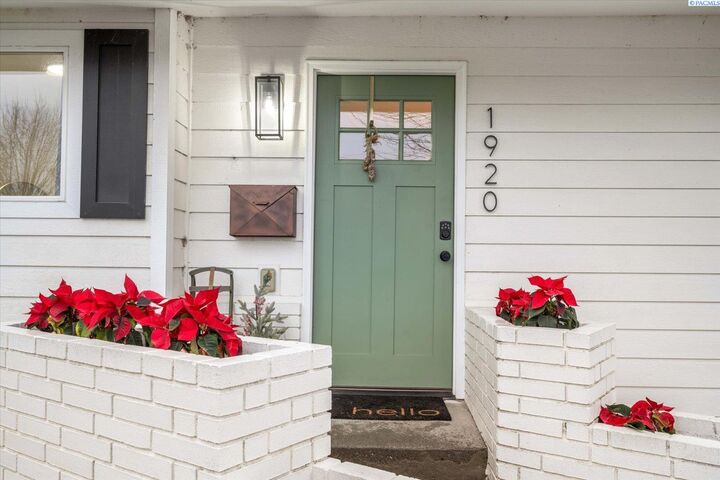 Property Photo: 1920 Everest Ave WA 99354