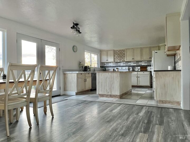 Property Photo:  627 Sugar Ave  OR 97914 