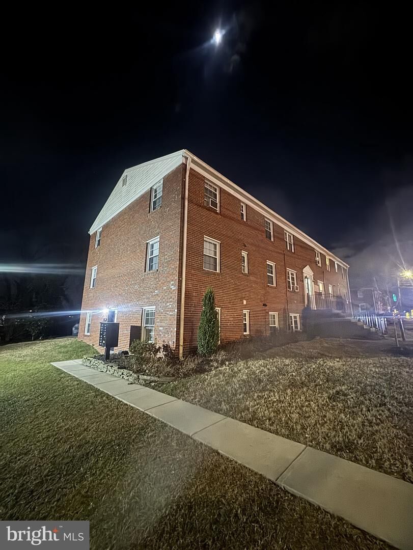 Property Photo: 129 S Courthouse Road 9 VA 22204