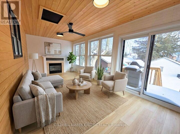 Photo de la propriété:  220 Rogers Street  ON K9H 1W3 