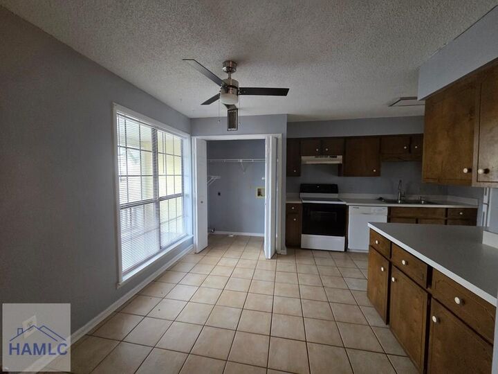 Property Photo:  912 Pineland Avenue  GA 31313 