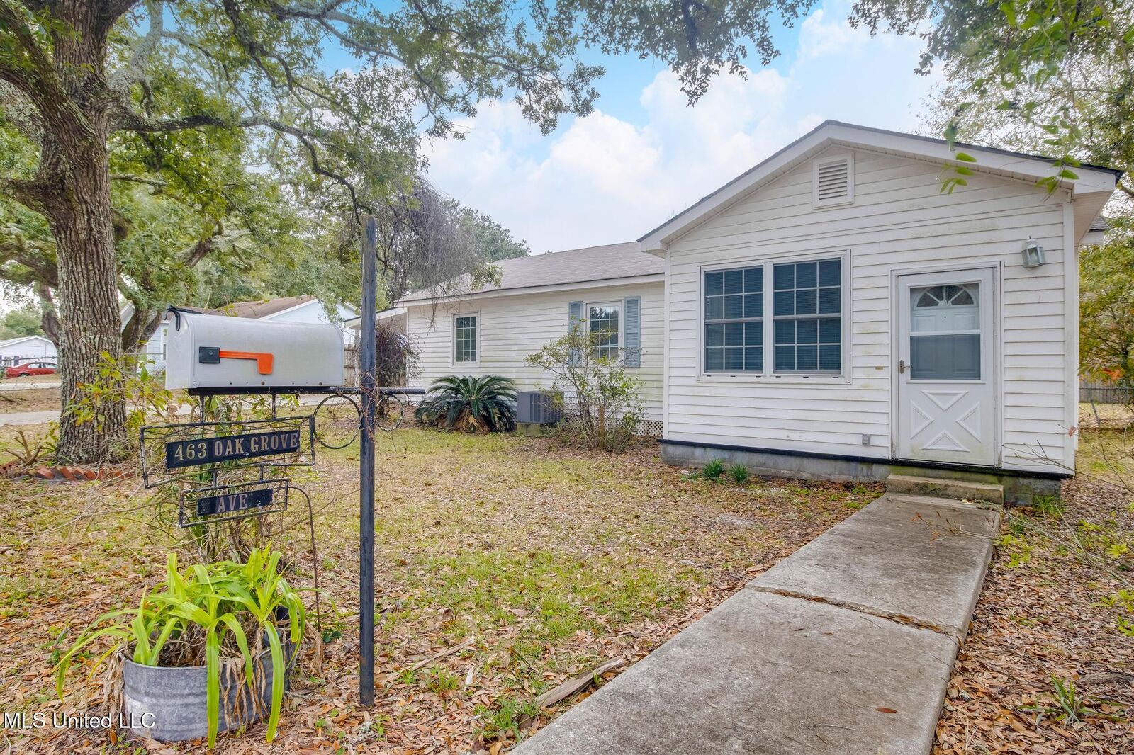 Property Photo:  463 Oak Grove Avenue  MS 39507 