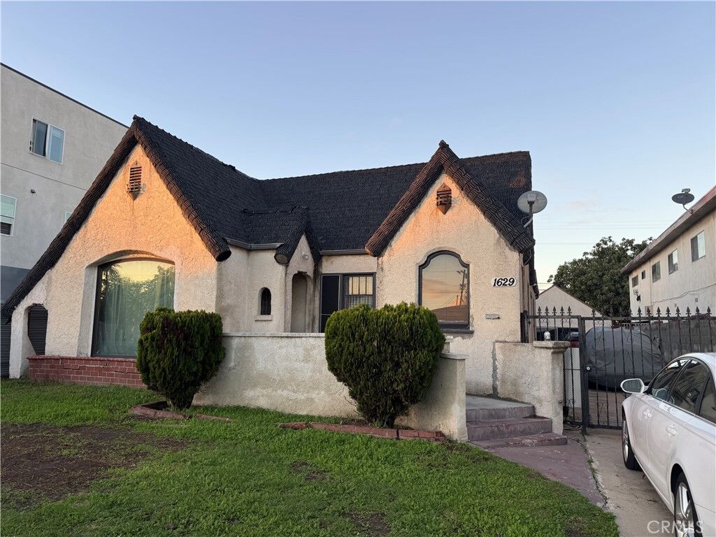 Property Photo:  1629 W 80th  CA 90047 