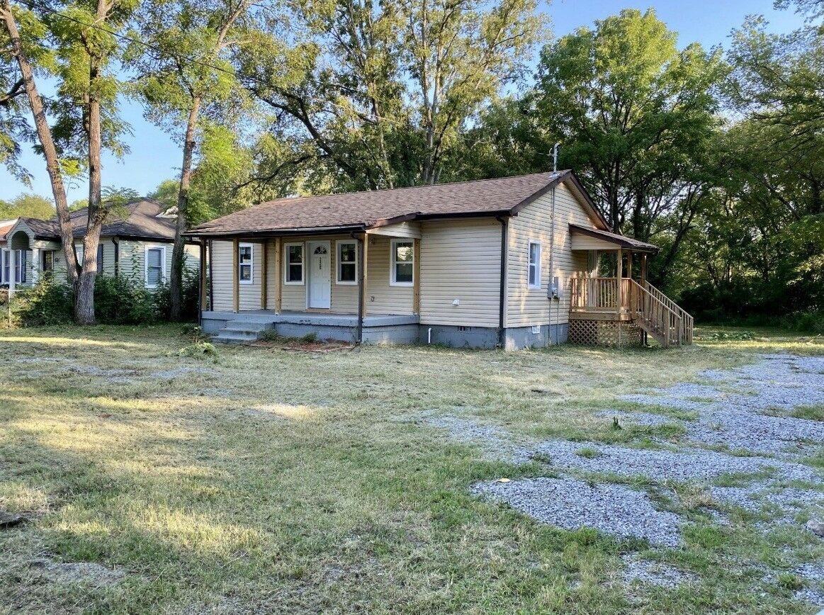 Property Photo:  220 Harris St  TN 37115 