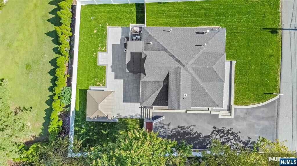 Property Photo:  82 Pocohontas Path  NJ 07035 