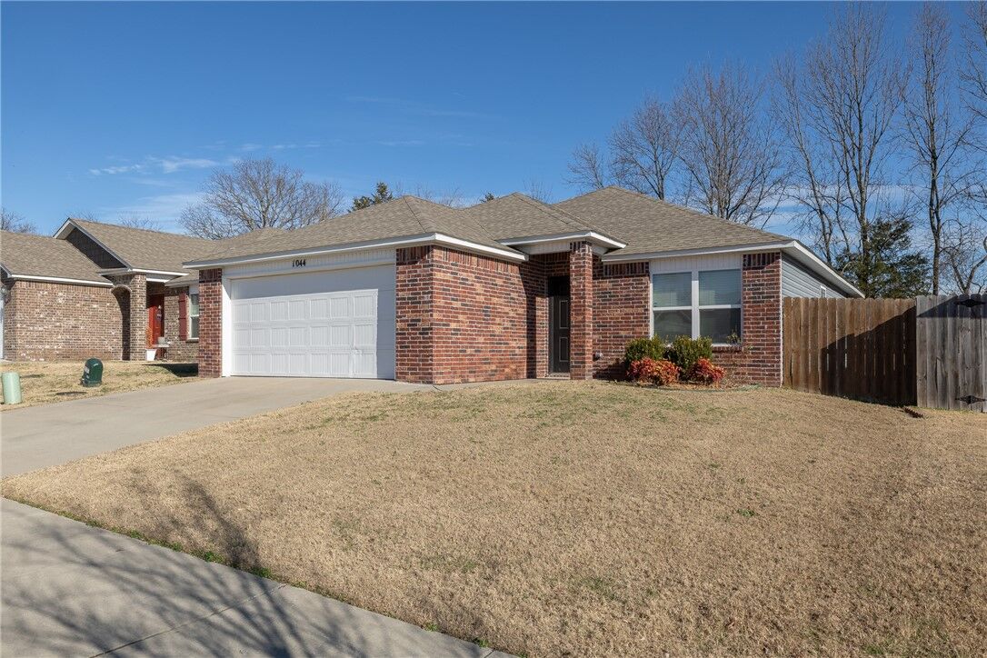 Property Photo:  1044 S Kingfisher Lane  AR 72701 