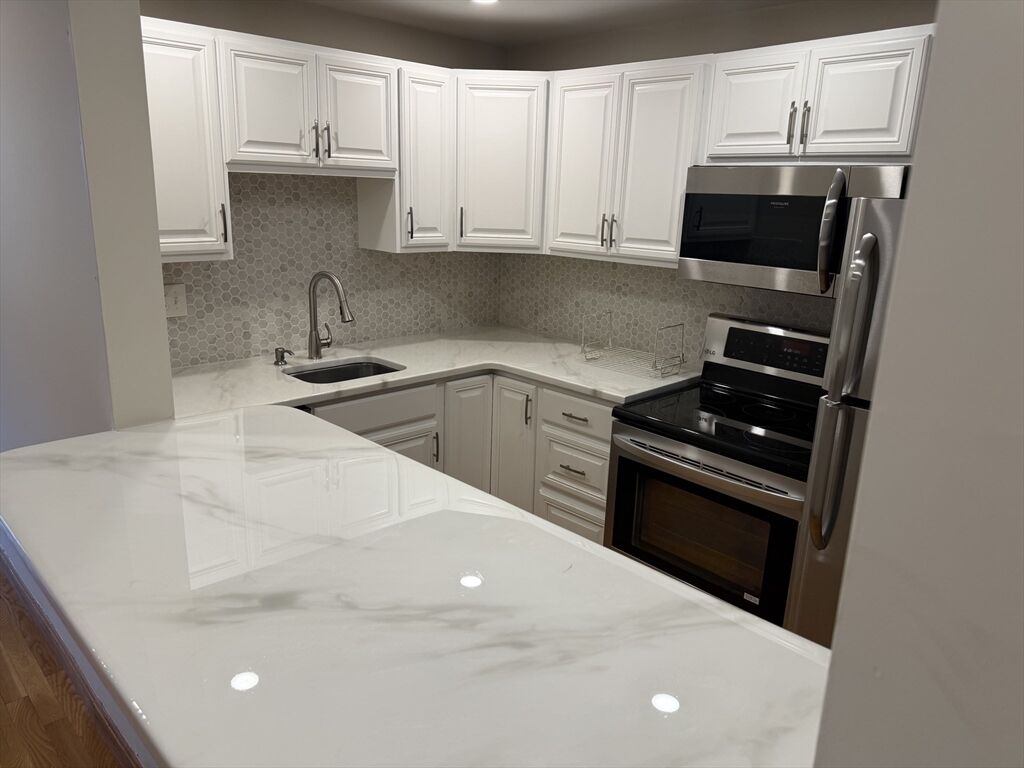 Property Photo:  386 Commercial St 4E  MA 02109 