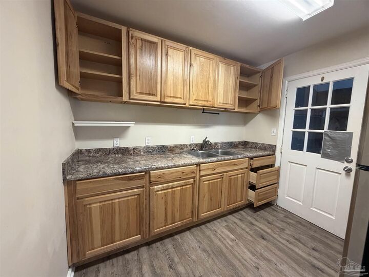 Property Photo: 102 Morris Ave FL 32533