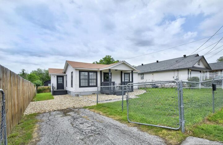 Property Photo: 1410 Paso Hondo TX 78202