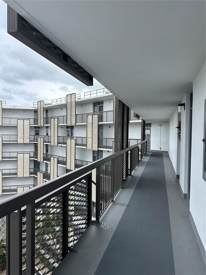 Property Photo:  20500 W Country Club Dr 715  FL 33180 