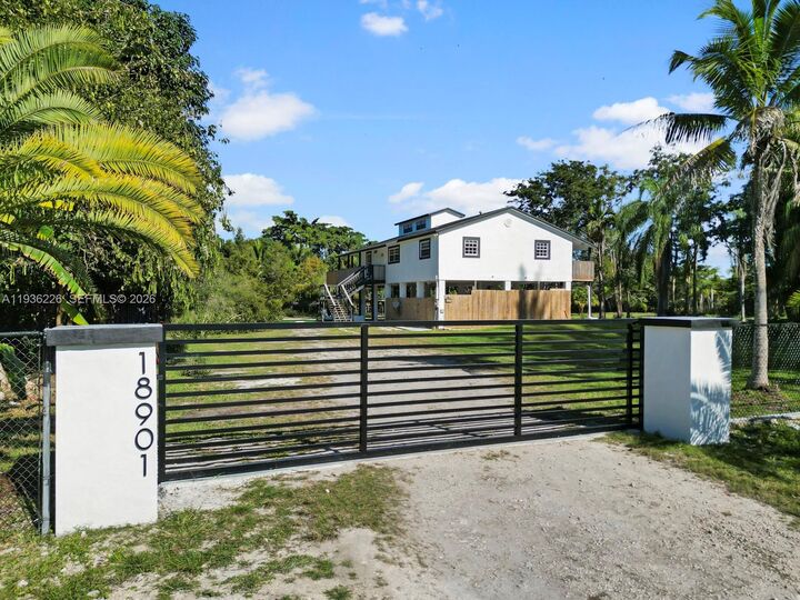 Property Photo: 18901 SW 59th St FL 33332