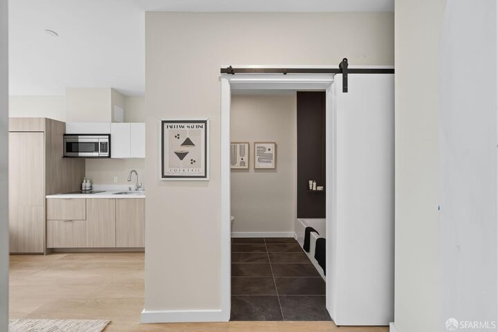 Property Photo:  811 Valencia Street 602  CA 94110 