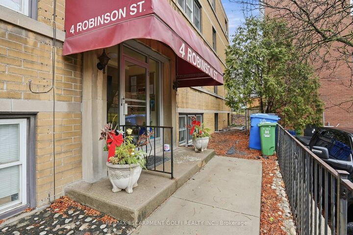 Property Photo:  4 Robinson Street 9  ON L8P 1Y5 
