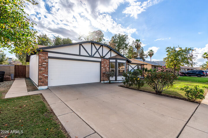 Property Photo:  301 E Desert Lane  AZ 85234 