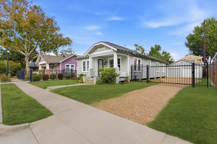 Property Photo: 1015 E 14th Street TX 77009