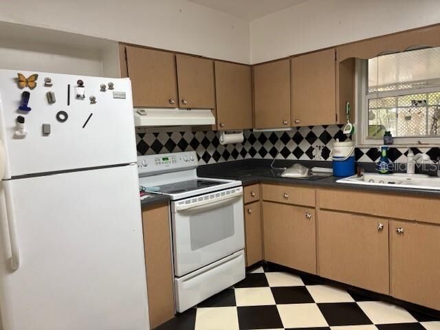 Property Photo:  6121 Whiteway Drive  FL 33617 