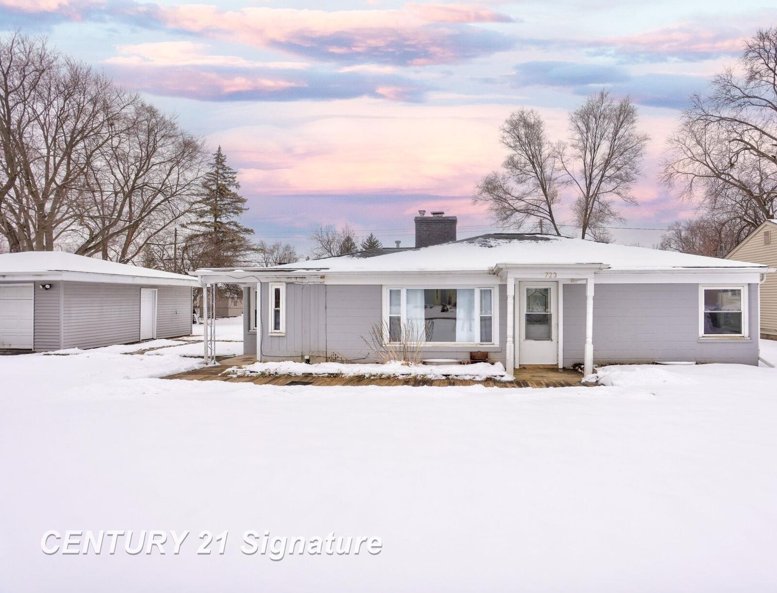 Property Photo: 723 Pioneer Trail MI 48604