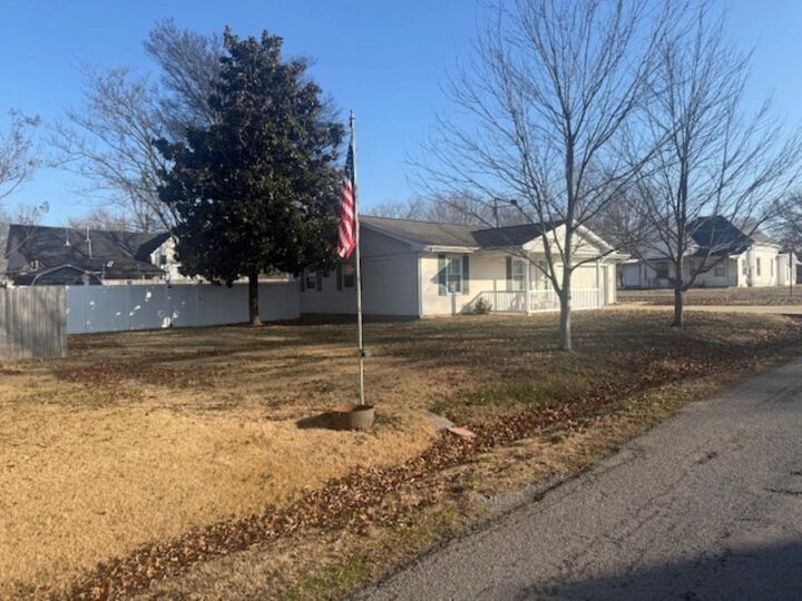 Property Photo:  410 Red Howerton St Street  IL 62918 