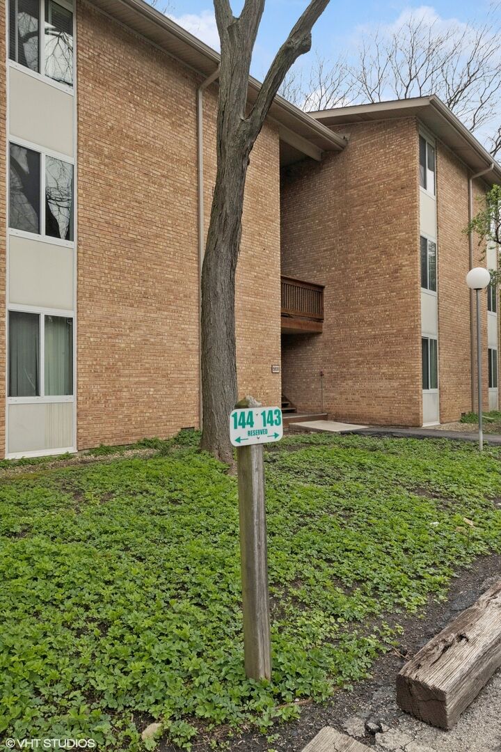 Property Photo:  5809 Oakwood Drive C  IL 60532 