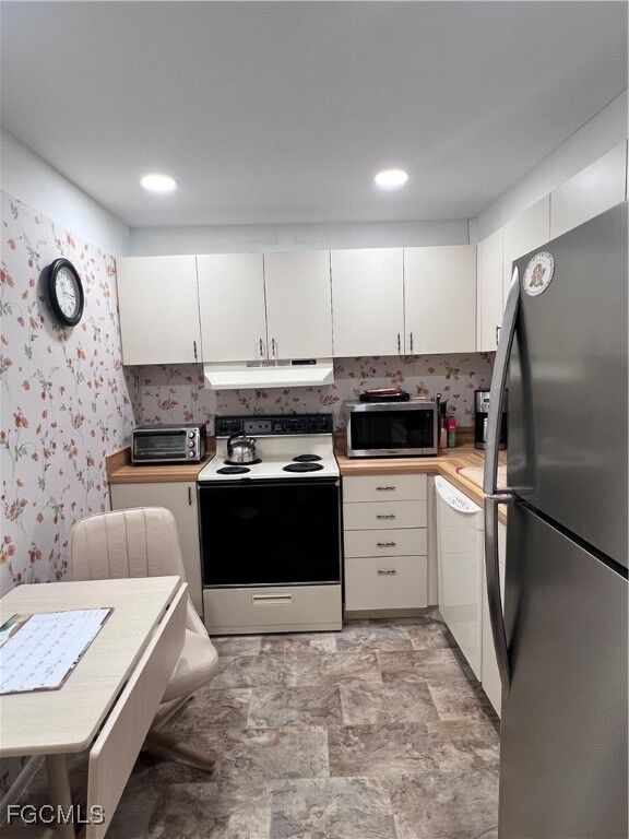 Property Photo:  1700 Pine Valley Drive 204  FL 33907 