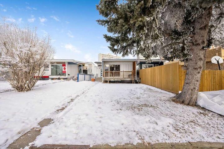 Property Photo:  706 68 Avenue SW  AB T2V 0N2 