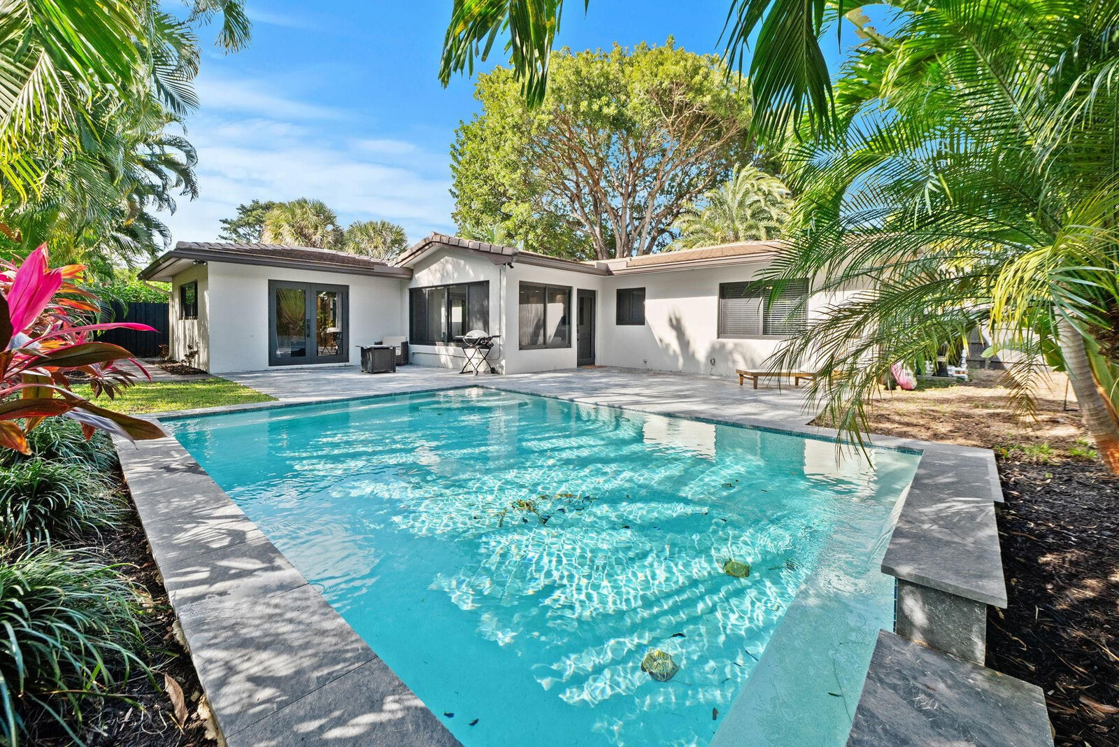 Property Photo: 2508 NE 21st Court FL 33305