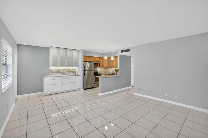 Property Photo: 4051 NE 13th Avenue 77 FL 33334