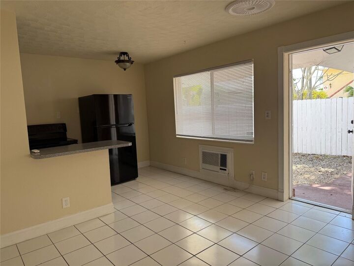 Property Photo: 1219 NE 14th Avenue 4 FL 33304