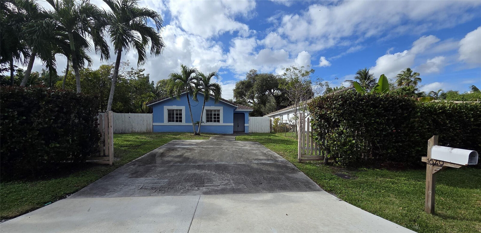 Property Photo:  1649 SW 28th Terrace  FL 33312 