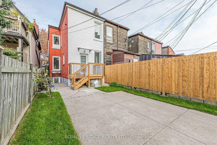 Property Photo: 66A Bellevue Avenue ON M5T 2N4