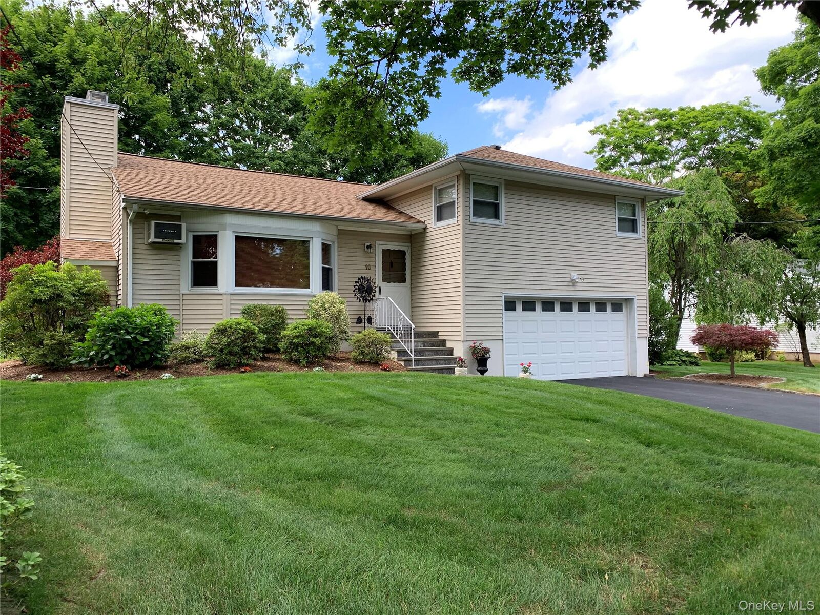 Property Photo:  10 Dellwood Road  NY 10605 