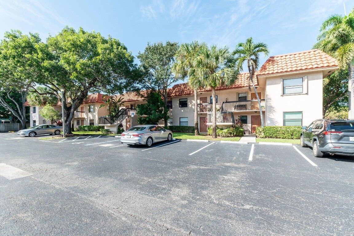 Property Photo: 15718 E Waterside Circle 103 FL 33326