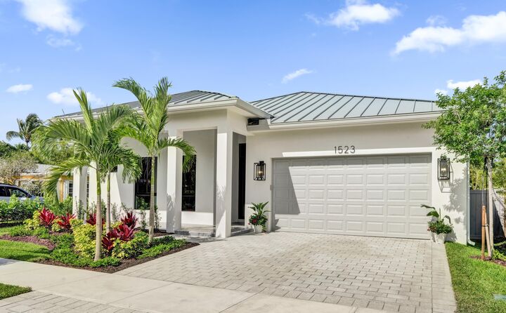 Property Photo:  1523 NE 17th Way  FL 33304 