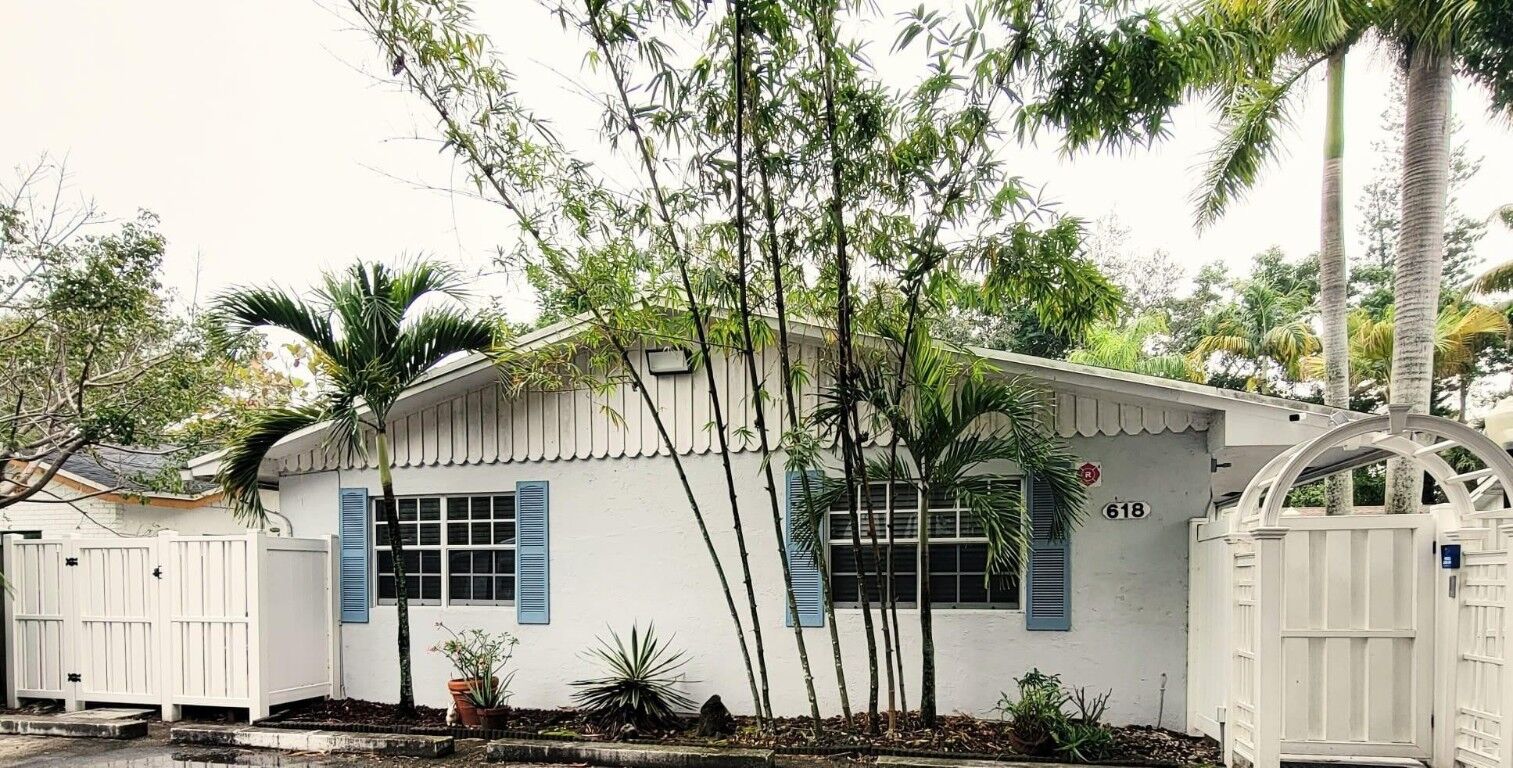 Property Photo:  618 SW 14th Terrace 4  FL 33312 