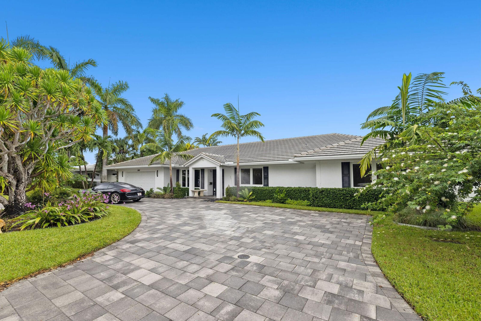 Property Photo: 2409 NE 37th Street FL 33308