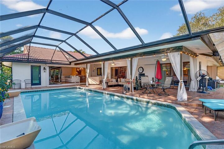 Property Photo:  2140 Evergreen Lake Ct  FL 34112 