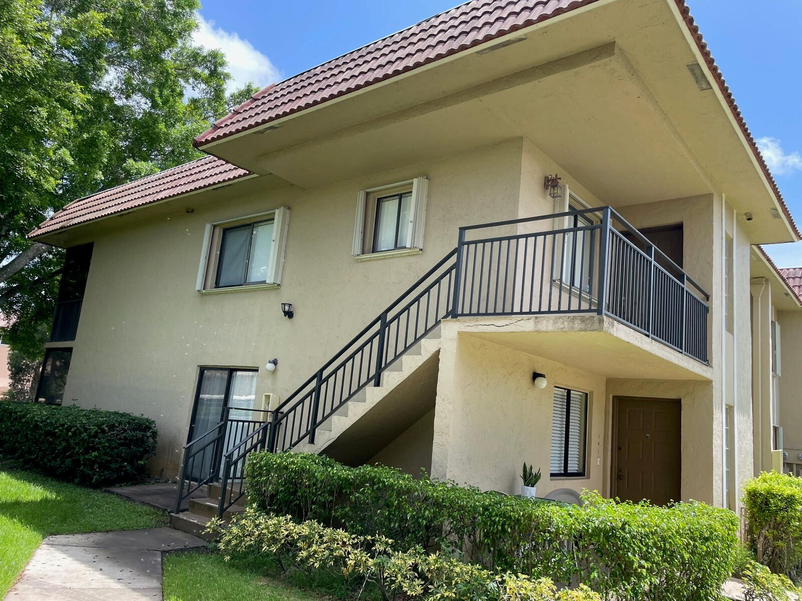 Property Photo:  318 Lakeview Drive 201  FL 33326 