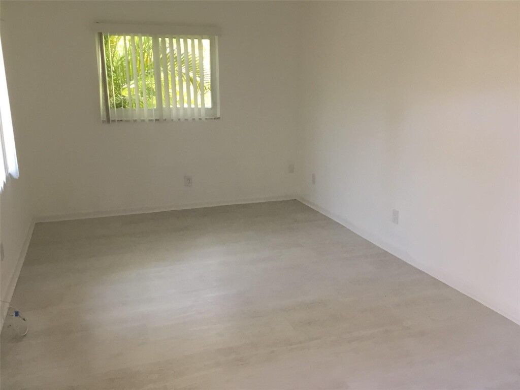 Property Photo:  1528 N Victoria Park Road  FL 33304 