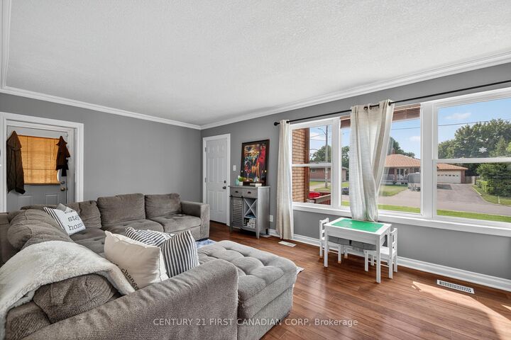 Property Photo:  204 Burnside Drive  ON N5V 1B7 