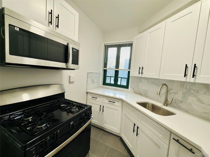 Property Photo:  1938 E Tremont Avenue 5B  NY 10462 